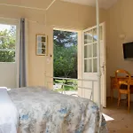 Отель Domaine Des Escaunes Sernhac