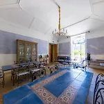 Отель Domaine Des Escaunes Sernhac