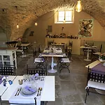 Отель Domaine Des Escaunes Sernhac
