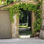 Domaine Des Escaunes Отель Sernhac
