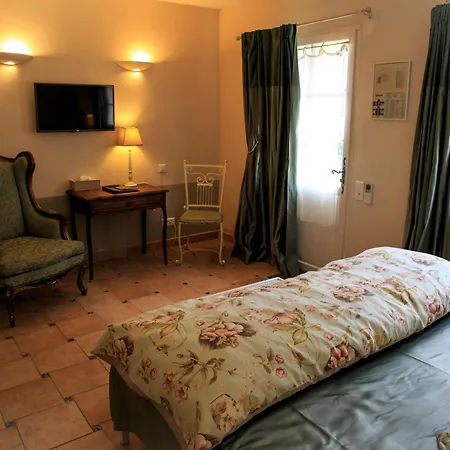 Domaine Des Escaunes 4*