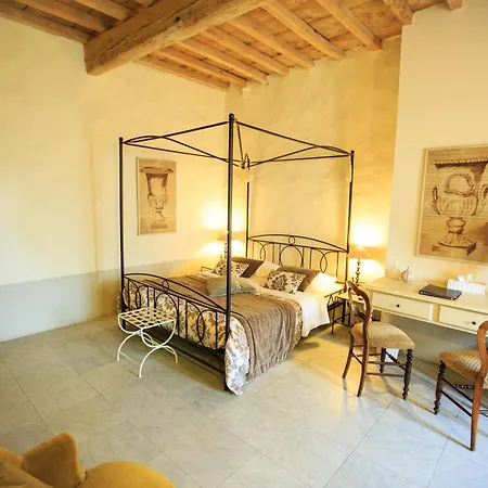 Domaine Des Escaunes 4*