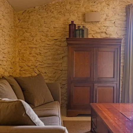 Domaine Des Escaunes فندق 4*