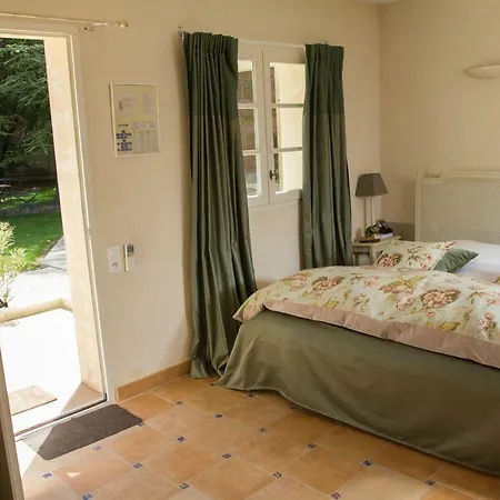 Hotel Domaine Des Escaunes Sernhac
