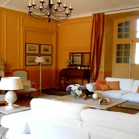 Отель Domaine Des Escaunes Sernhac