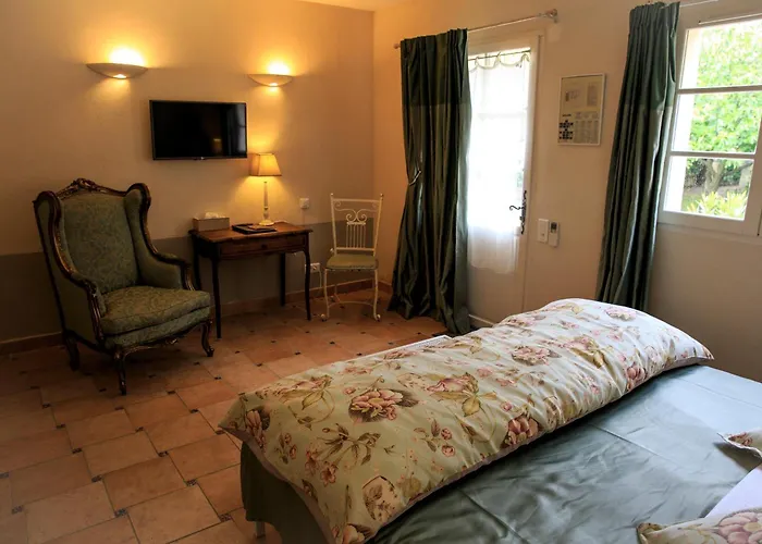 Domaine Des Escaunes 4*