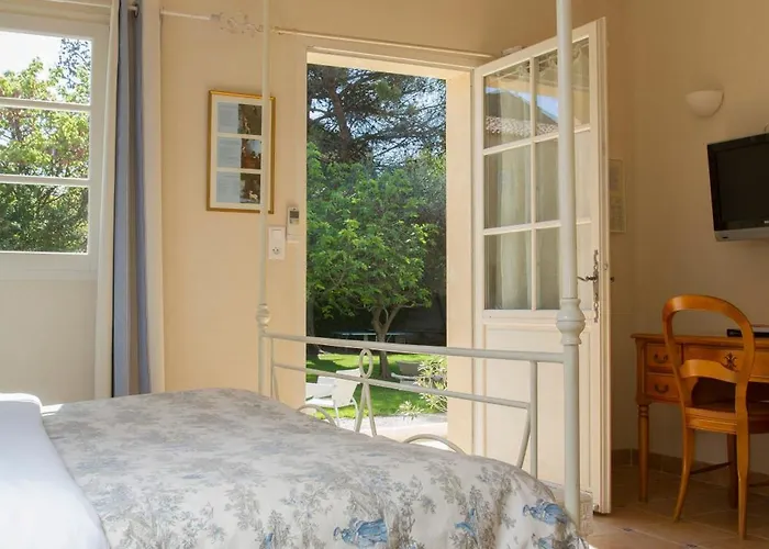 Отель Domaine Des Escaunes Sernhac