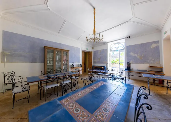 Отель Domaine Des Escaunes Sernhac