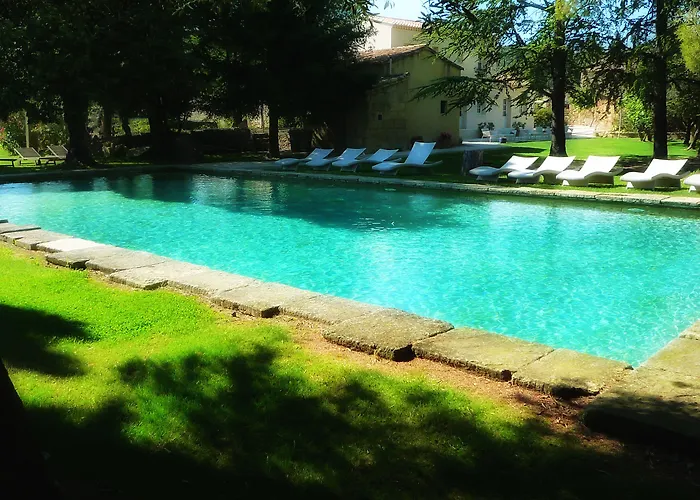 Отель Domaine Des Escaunes Sernhac